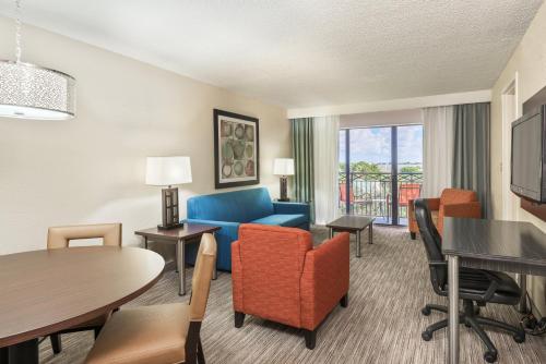 普兰塔寻Holiday Inn Express Hotel & Suites Ft. Lauderdale-Plantation, an IHG Hotel的客厅配有沙发和桌椅
