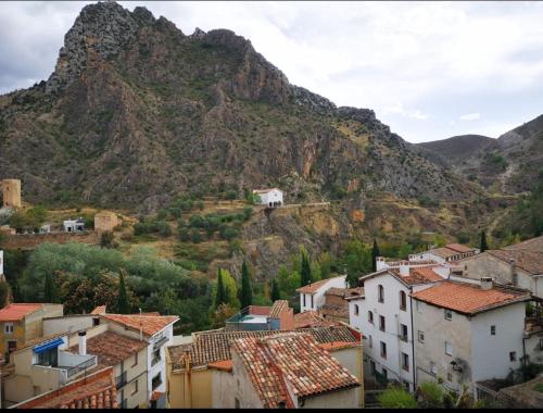 阿尔内迪略Apartamento las huellas的享有以山为背景的村庄美景