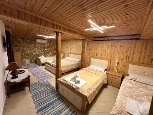 吉诺卡斯特"Mani Guest House"的一间卧室,配有两张床