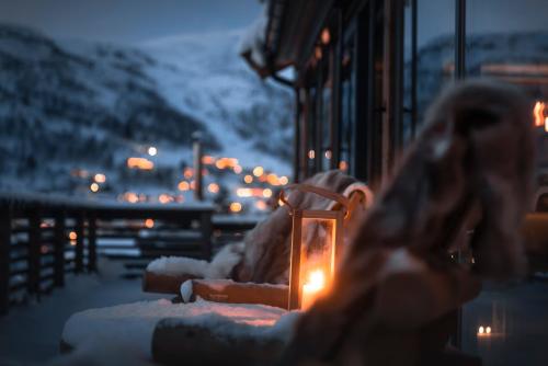 斯特兰达Unique Romantic Cabin with Mountain View at Strandafjellet, Mivo X的一张带灯的烛光坐在桌子上