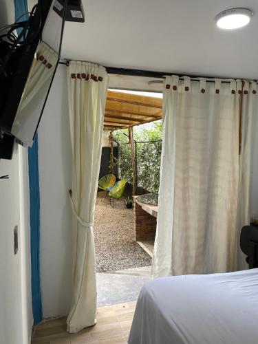 比亚维森西奥Habitación de descanso con aire acondicionado的一间设有床和窗帘的窗户的房间
