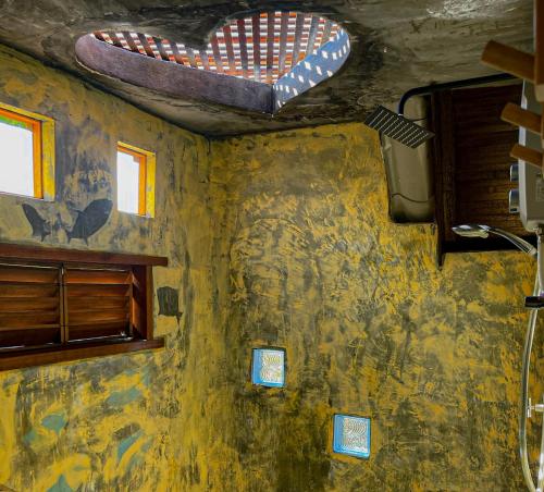珍南海滩Golden Chenang Village的浴室拥有心形天花板