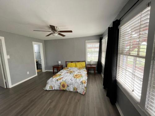 马布尔福尔斯311 Sunflower的一间卧室配有一张床和吊扇