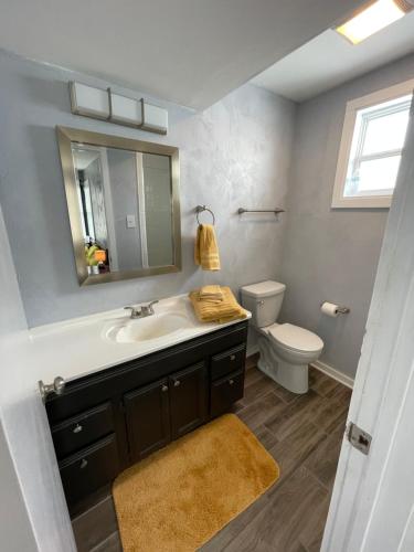 马布尔福尔斯311 Sunflower的一间带水槽、卫生间和镜子的浴室