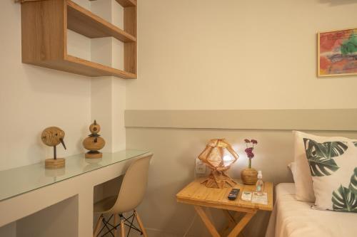 嘎林海斯港Pousada Praiana的客房设有一张床、一张桌子和一张书桌