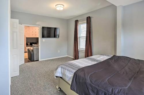 林登Luxury Home的一间卧室设有一张床和一间客厅。