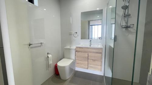 悉尼Parramatta 2B2B High Floor apt next to Train and shopping的浴室配有卫生间、盥洗盆和淋浴。