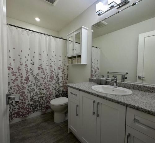 苏克Life house loft的浴室配有水槽、卫生间和浴帘