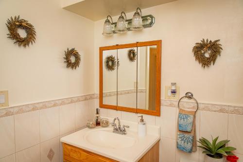布鲁克林Spacious Comfy Room in Cozy Classy Duplex的一间带水槽和镜子的浴室