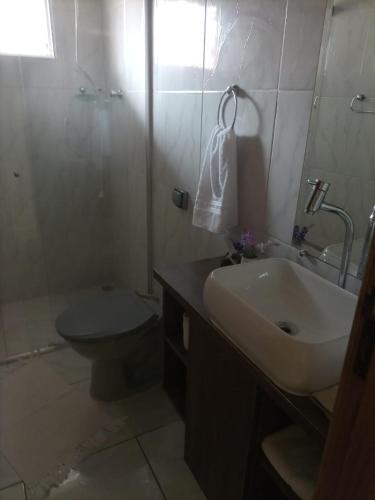 圣安东尼奥-杜皮尼亚尔Cantinho Aconchego的一间带水槽、卫生间和淋浴的浴室