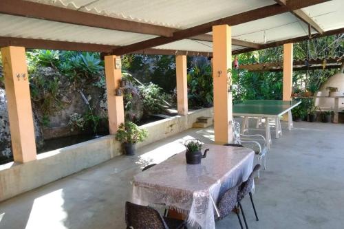 伊克斯雷玛Sua casa na Serra da Mantiqueira. 1h de SP的庭院配有桌椅和乒乓球桌。