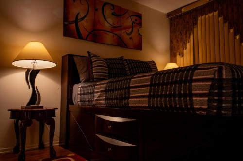 布鲁克林Spacious Comfy Room in Cozy Classy Duplex的一间卧室,配有一张床和床头灯