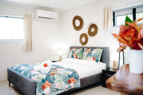 AmuriTai Marino - Beach Bungalows的一间卧室配有一张带蓝色和白色床单的床。