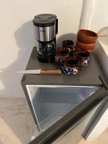 奥尔沃克斯岛Cuarto chingui的一个带咖啡壶和碗的架子