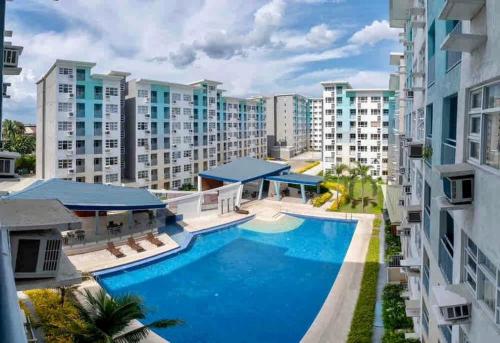 达沃市Micairan Suite的享有公寓大楼空中美景,设有游泳池