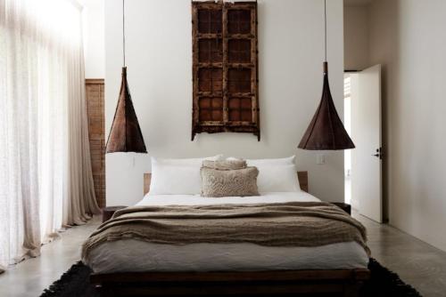 EwingsdaleVilla Riad的卧室配有一张带白色墙壁的大床