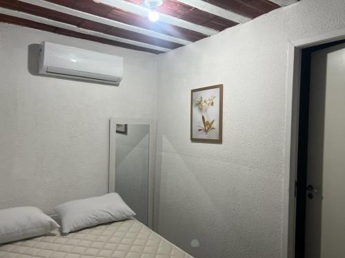 新伊瓜苏Suite 3, Casa Amarela, Terceiro Andar的一间小卧室,配有一张床和天花板
