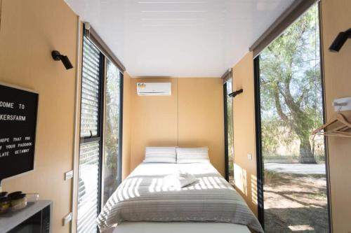 NumurkahOrganic Farm Stay的一张位于带大窗户的房间内的床铺