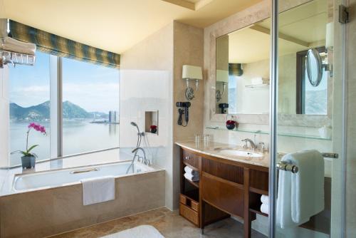 温州温州香格里拉的带浴缸、水槽和窗户的浴室