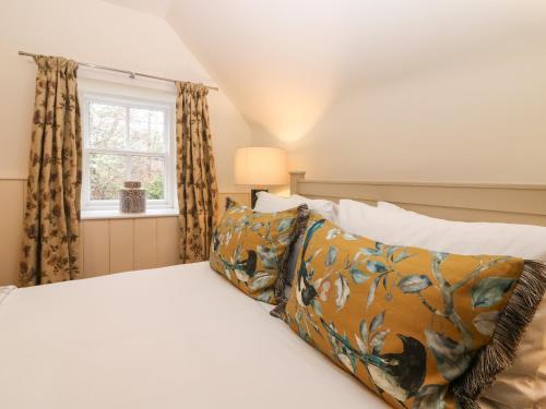 AlfordNorth Mains Cottage - Craigievar Castle的一间卧室设有一张床和一个窗口