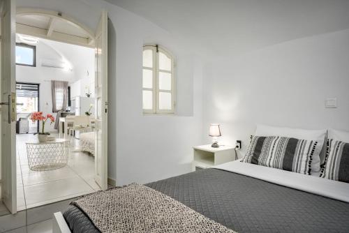 梅萨雷亚Marillia's elegance residence的一间白色的卧室,配有床和客厅