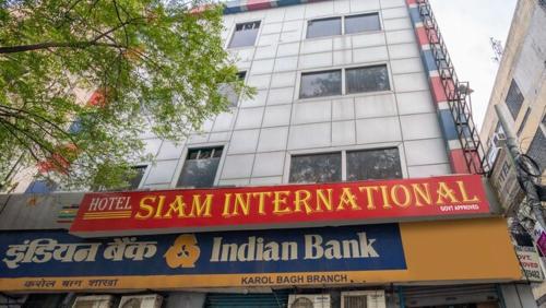 新德里Hotel Siam International的前面有标志的建筑