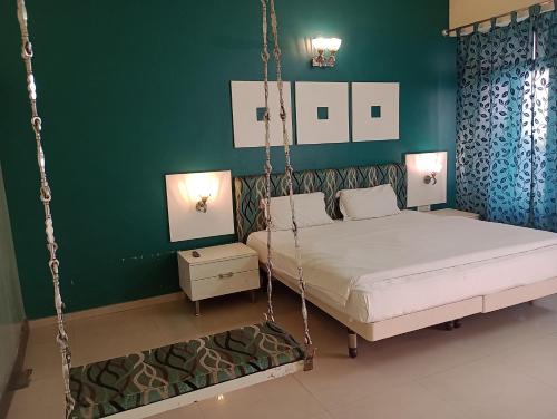 阿姆利则Hotel Airlines的一间卧室设有秋千床和绿色的墙壁。