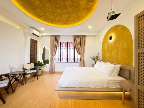 胡志明市AIRIE LIVING的一间卧室设有一张天花板上的大型黄色或黄色床。