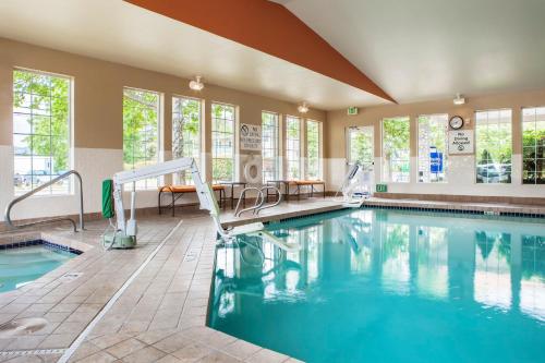 科瓦利斯科瓦利斯河智选假日酒店的游泳池,位于酒店带游泳池的房间