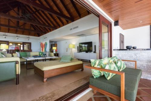 湄南海滩Miskawaan Luxury Beachfront Villas的带沙发、桌子和电视的客厅