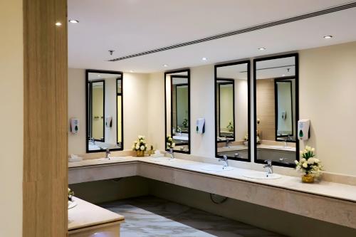 阿可贺巴Helat Hotel的浴室设有4个水槽和一排镜子