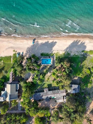 亭可马里Hotel Coral Bay的海滩上房屋的空中景致