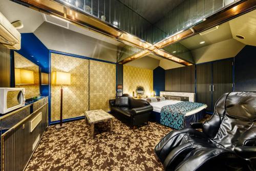 枚方Hotel Liebhaber -Adult Only的酒店客房,配有床和沙发