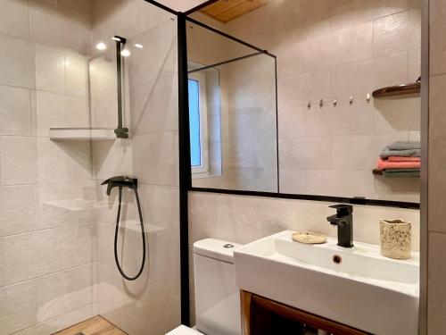 GorajecStrefa Nadgraniczna - Apartament na obrzeżach Roztocza的白色的浴室设有水槽和淋浴。