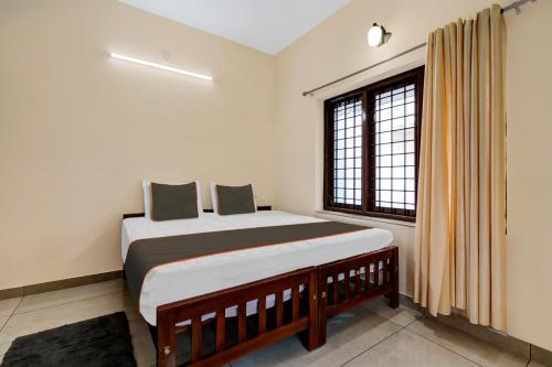 阿鲁法Super Collection O Addis Homes的一间卧室设有一张大床和窗户