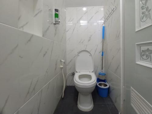 玛琅Villa Estetis di Kota Batu的一间小浴室,内设卫生间