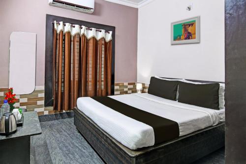 KhandagiriOYO Flagship Regal Stays的一间卧室,卧室内配有一张大床