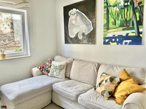 加拉奇科Perro y Osito的客厅配有带枕头的白色沙发
