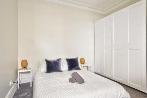 悉尼Unique 2 Bedroom Darling Harbour Glebe 2 E-Bikes Included的卧室配有带蓝色枕头的大型白色床