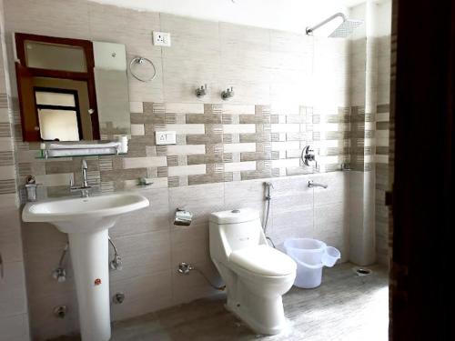 列城Hotel Wangchen的一间带卫生间和水槽的浴室