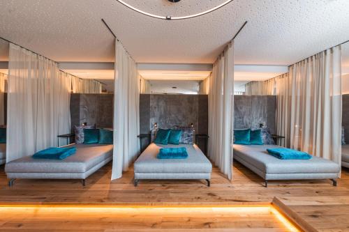 玛丽亚阿尔姆伯格乌尔斯劳霍夫温泉酒店的配有蓝色枕头的客房内的两张床
