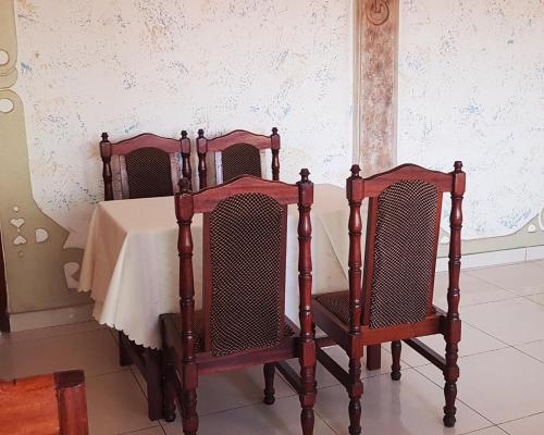 吉塞尼Mont Carmel Hotel的一张桌子、两把椅子和一张桌子及一张桌布