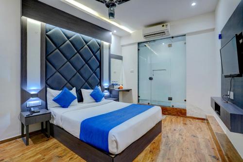 孟买Hotel Gorrion的一间卧室设有一张大床和淋浴