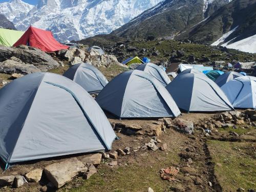 KedārnāthRajwan peradise tents的山间一组帐篷,背景是山间