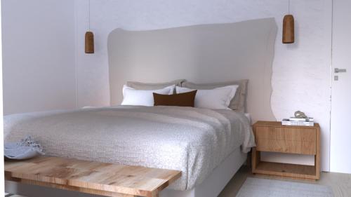 赫罗纳El Refugi de Girona的一间卧室配有一张床和一张木桌