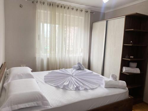 斯库台Aimari’s Apartment的一间卧室配有一张带遮阳伞的床
