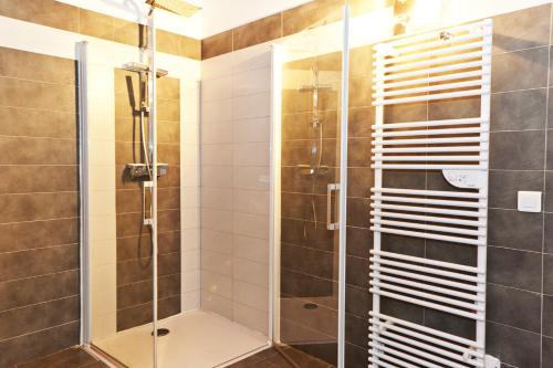 巴斯蒂亚里维埃拉酒店的带淋浴的浴室和玻璃门