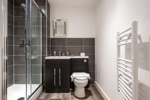 罗瑟勒姆Bright 1 Bedroom Apartment in Central Rotherham的浴室配有卫生间、盥洗盆和淋浴。