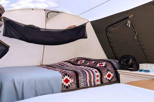 摩押Moab RV Resort Glamping Setup Tent in RV Park #4 OK-T4的配有床和镜子的房间