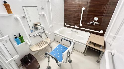 鹿儿岛Apartment Hotel Ecott的一间带水槽和镜子的浴室